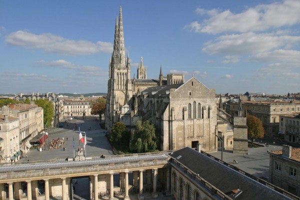 cathédrale saint andré et la place pey-berland depuis la mairie