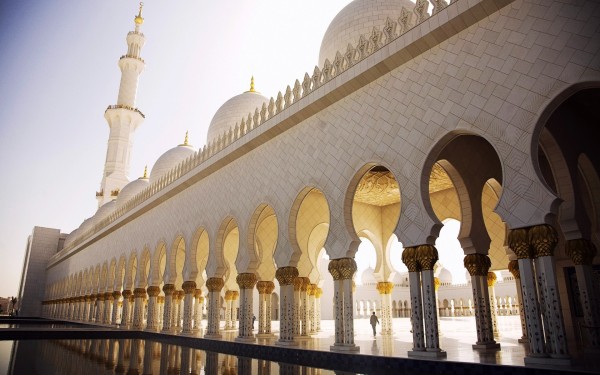 Abu-dhabi-sheikh-zayed-mosque-arches-square-minaret-dome-1200x1920