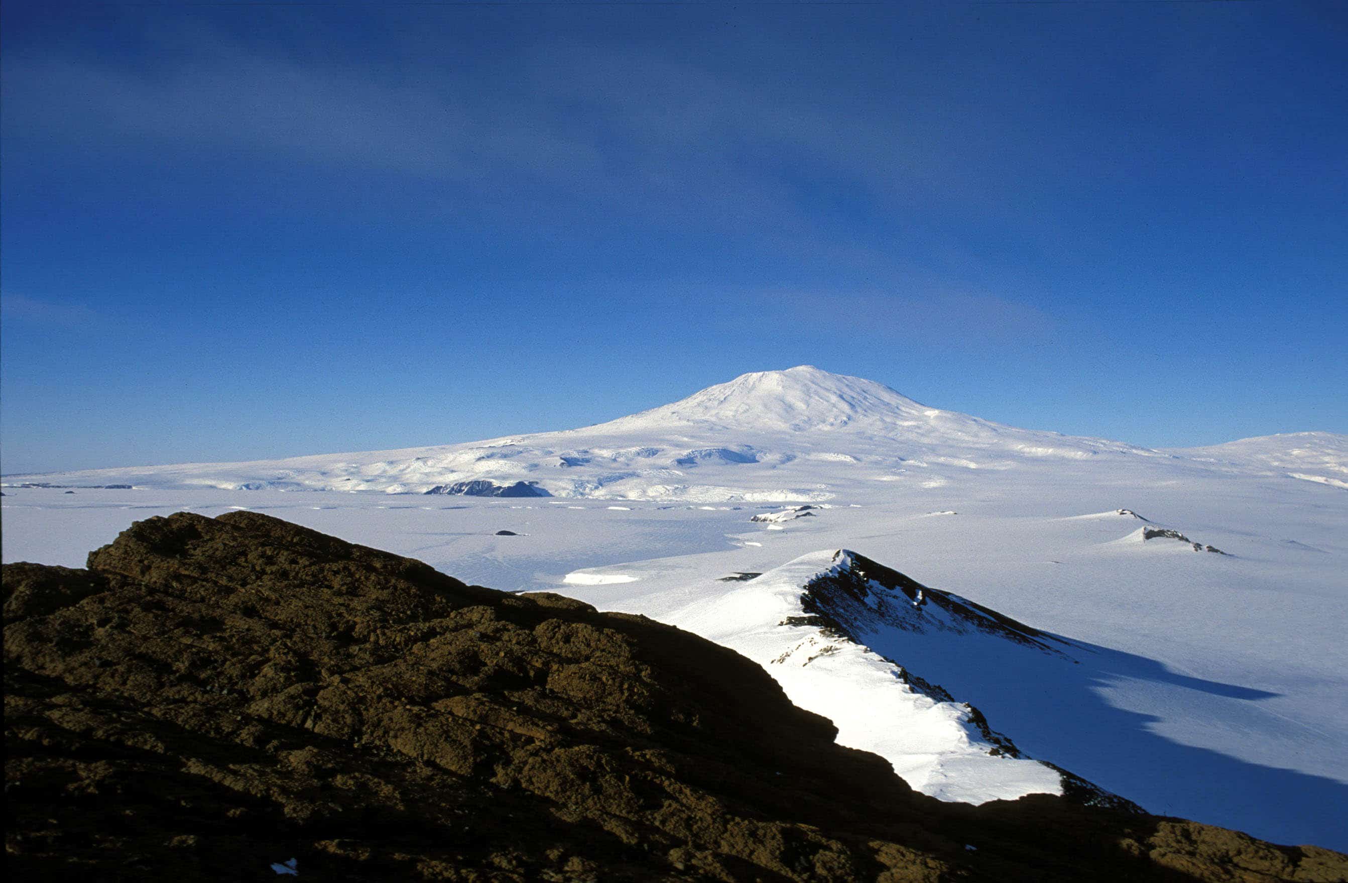 Антарктические горы. Вулкан Эребус в Антарктиде. Гора Эребус Антарктида. Вулкан гора Эребус Антарктида. Гора Эребус (Erebus), Антарктида.