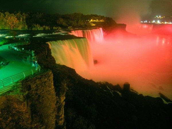 Niagara-Falls-at-Night