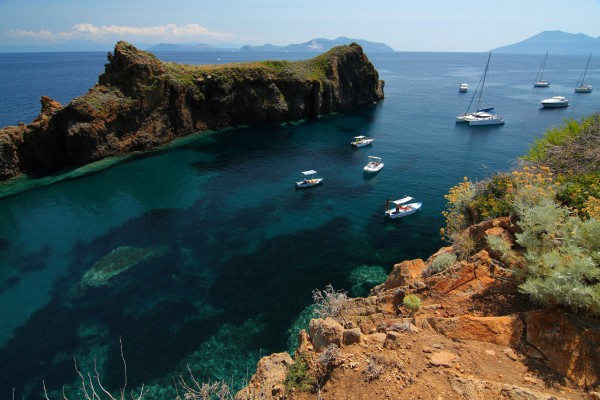 Panarea_-vista_dal_villaggio_preistorico