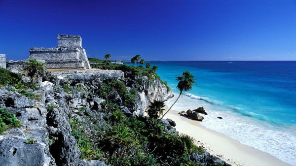 Tulum-Mayan-archaeological-site-of-El-Castillo-in-Quintana-Roo-Mexico-Wallpaper