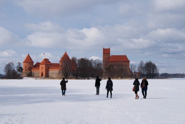 Walking-on-the-frozen-lake-of-Trakai