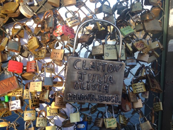 pont des arts paris amoureux cadenas love lock parana brésil locker clef street